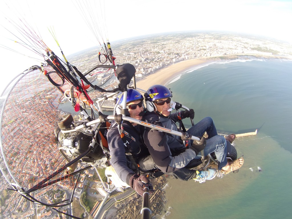 survol de la baie des sables d'olonne en chariot paramoteur biplace